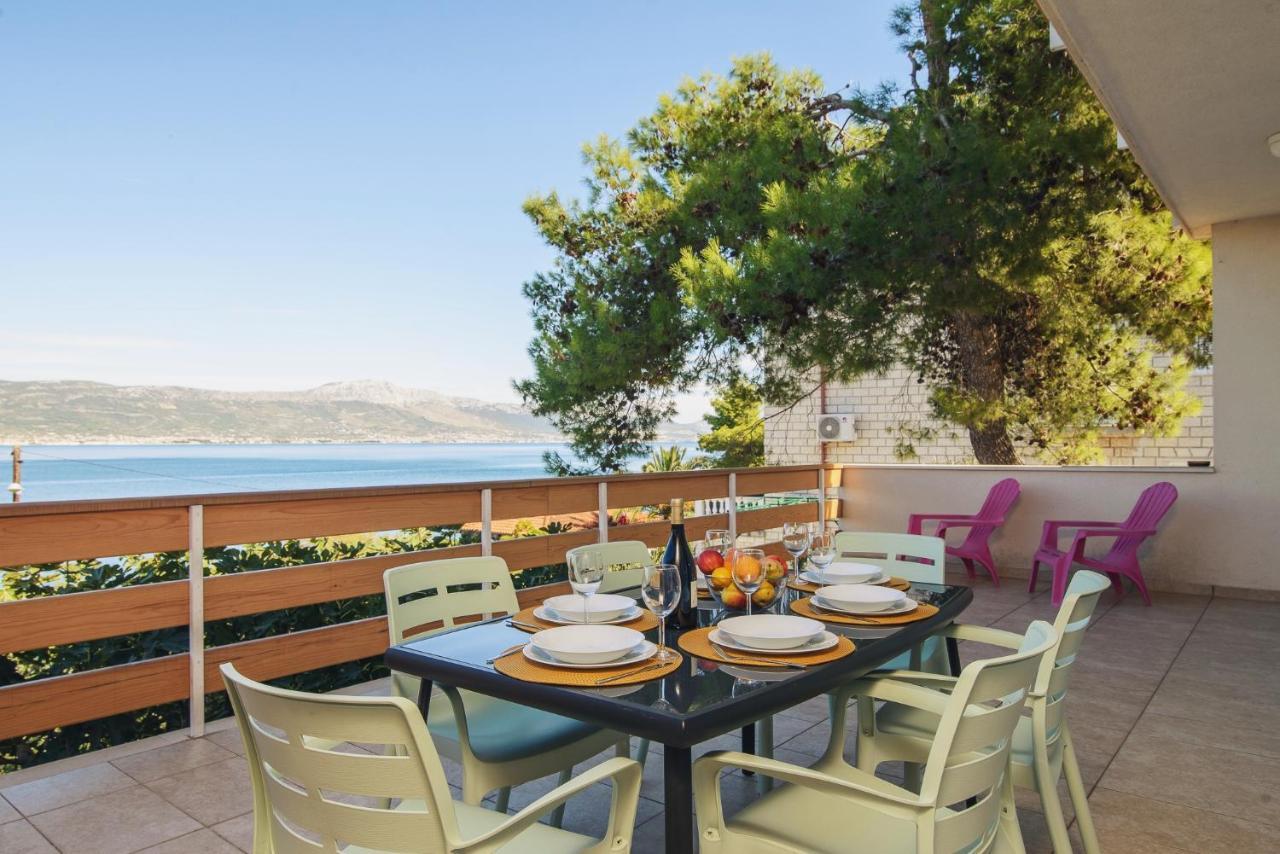 Villa Bua - Beautiful Seafront Apartments Trogir Eksteriør bilde