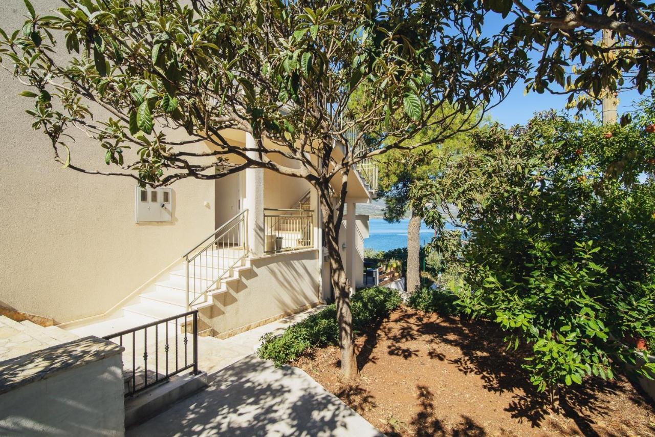Villa Bua - Beautiful Seafront Apartments Trogir Eksteriør bilde