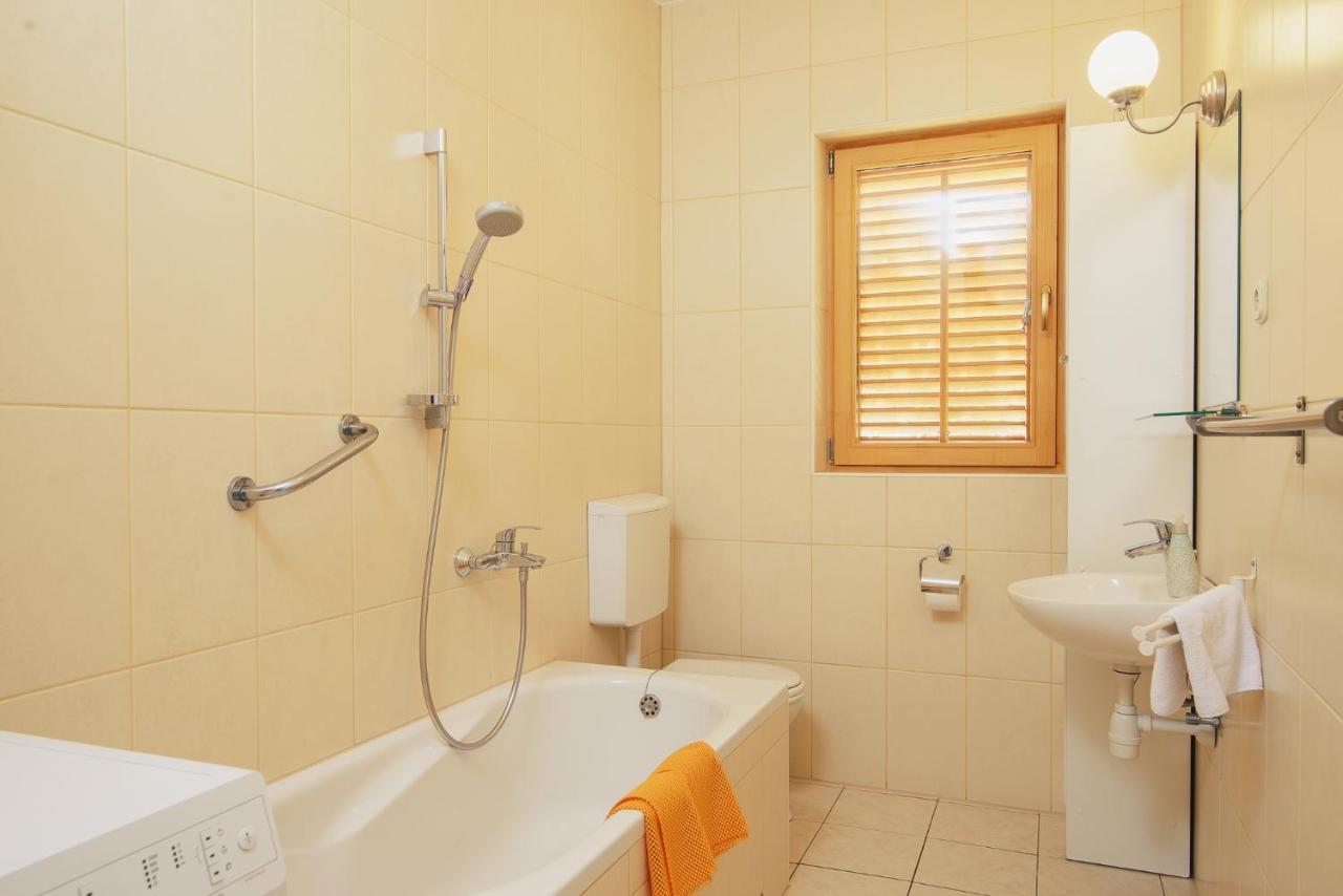 Villa Bua - Beautiful Seafront Apartments Trogir Eksteriør bilde