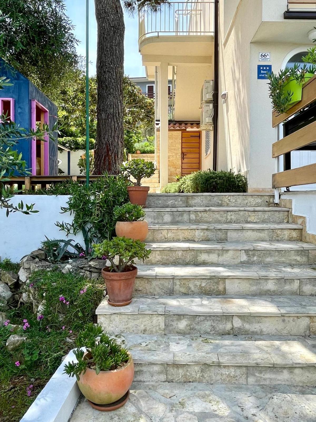 Villa Bua - Beautiful Seafront Apartments Trogir Eksteriør bilde